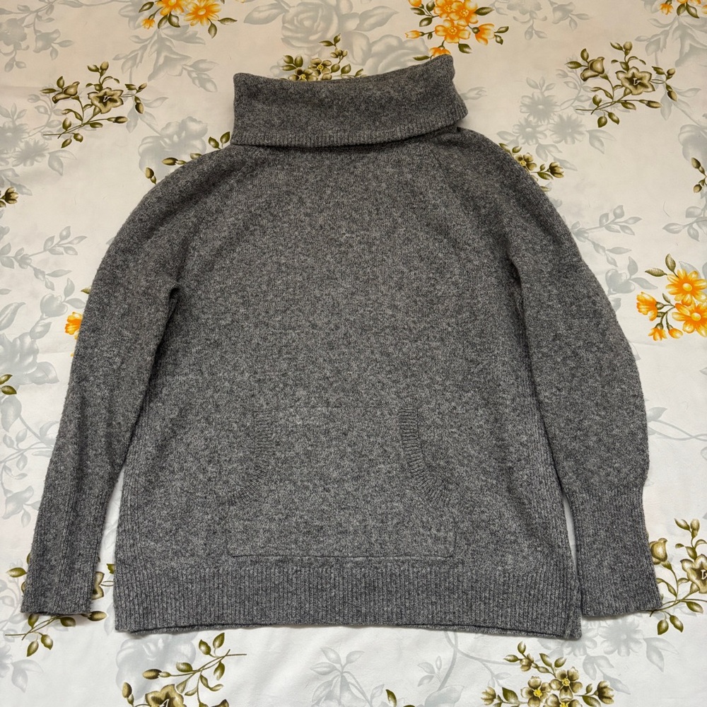 LOFT Size M Gray Turtleneck Sweater